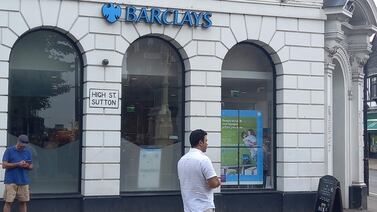 Banco británico Barclays anuncia que dejará de financiar nuevos proyectos de petróleo y gas