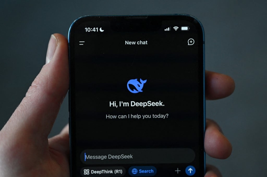 Un teléfono móvil muestra la interfaz de DeepSeek, un chatbot de inteligencia artificial creado en China, con el mensaje "Hi, I'm DeepSeek. How can I help you today?".