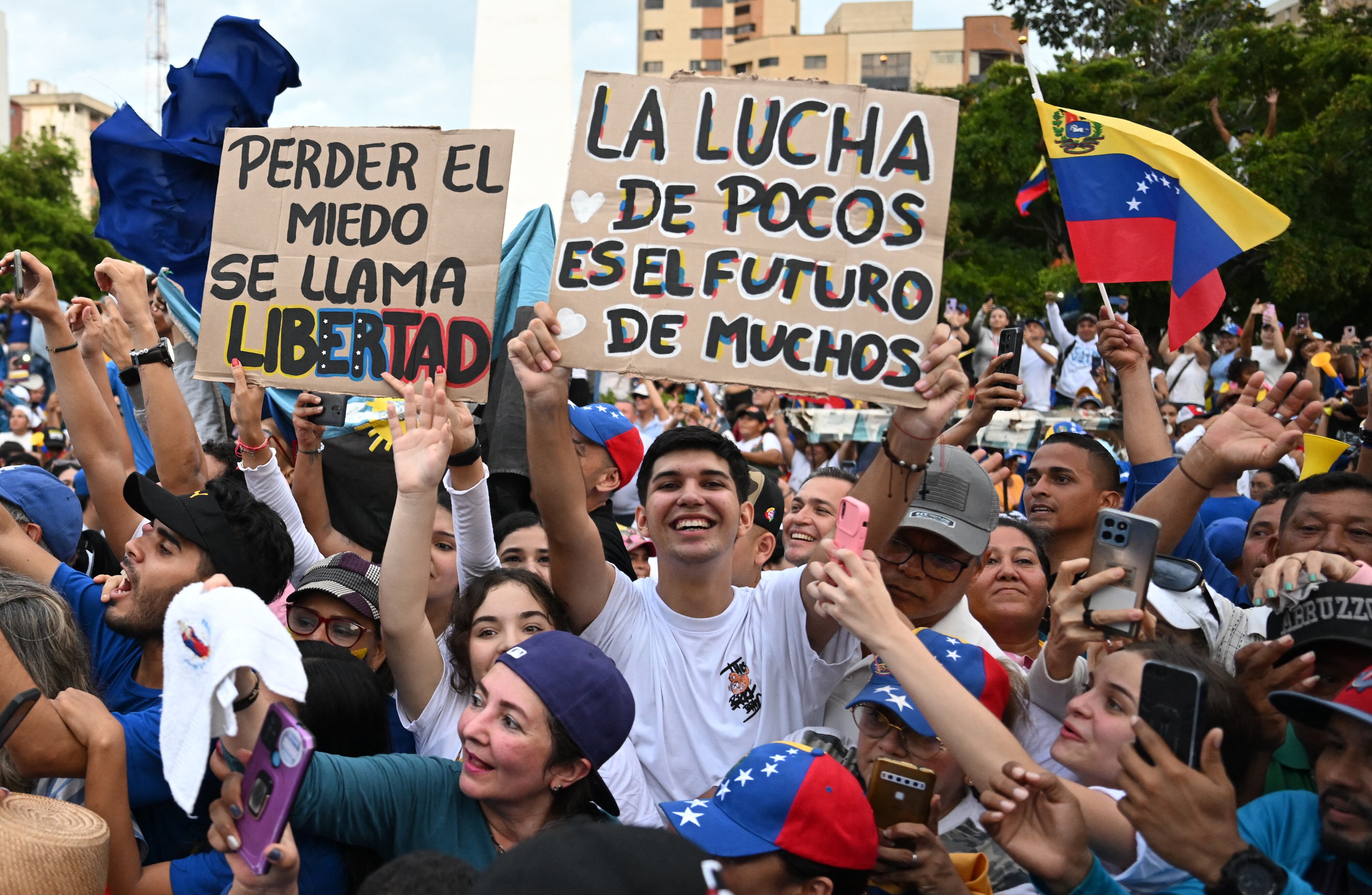 Durante su recorrido por la carretera Lara-Zulia, María Corina Machado fue recibida por multitudes que salieron a la carretera para saludarla y expresar su apoyo, llevando carteles, banderas y globos.