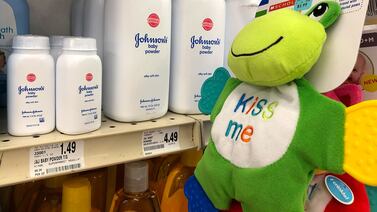 Jurado ordena que Johnson & Johnson pague $4.700 millones como indemnización por 22 casos de cáncer relacionados con uno de sus talcos