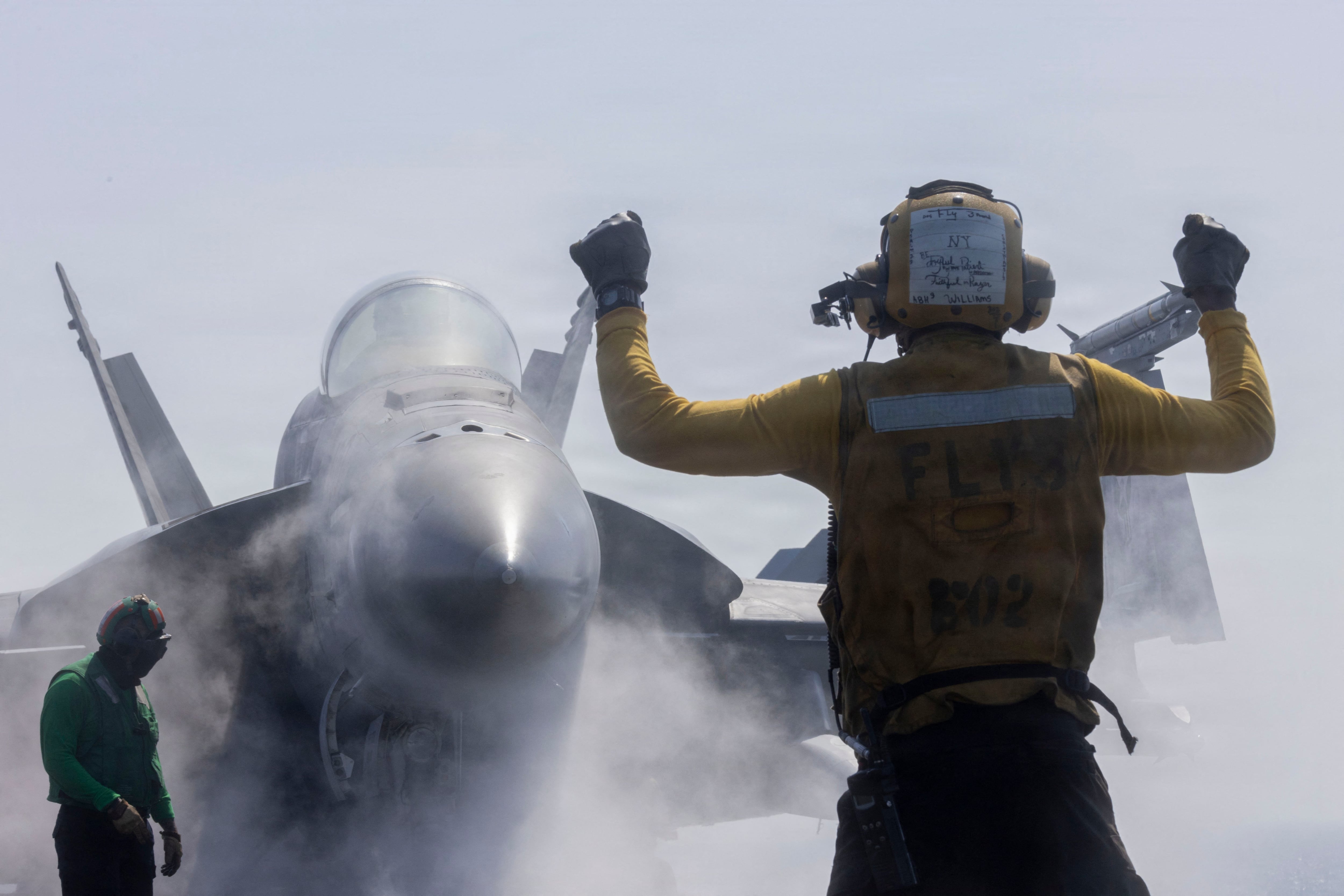 Un F/A-18F Super Hornet, adscrito al Escuadrón de Caza y Ataque (VFA) 41, preparándose para despegar desde la cubierta de vuelo del portaaviones de la clase Nimitz USS Abraham Lincoln (CVN 72) en apoyo de la Operación Epic Fury, desde un lugar no revelado, el 28 de febrero de 2026. Fotos con fines ilustrativos.