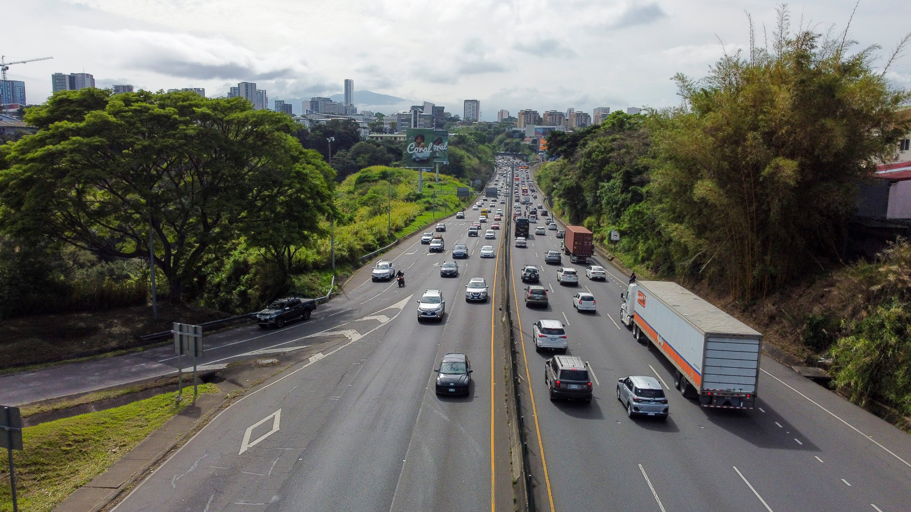TRABAJO EXCLUSIVO DE LA NACION HASTA SU PUBLICACION.
15/05/2025, San José, Circunvalación Norte y Ruta 27, fotografías aereas de las carreterasa para ver la cantidad de presas en la hora pico.