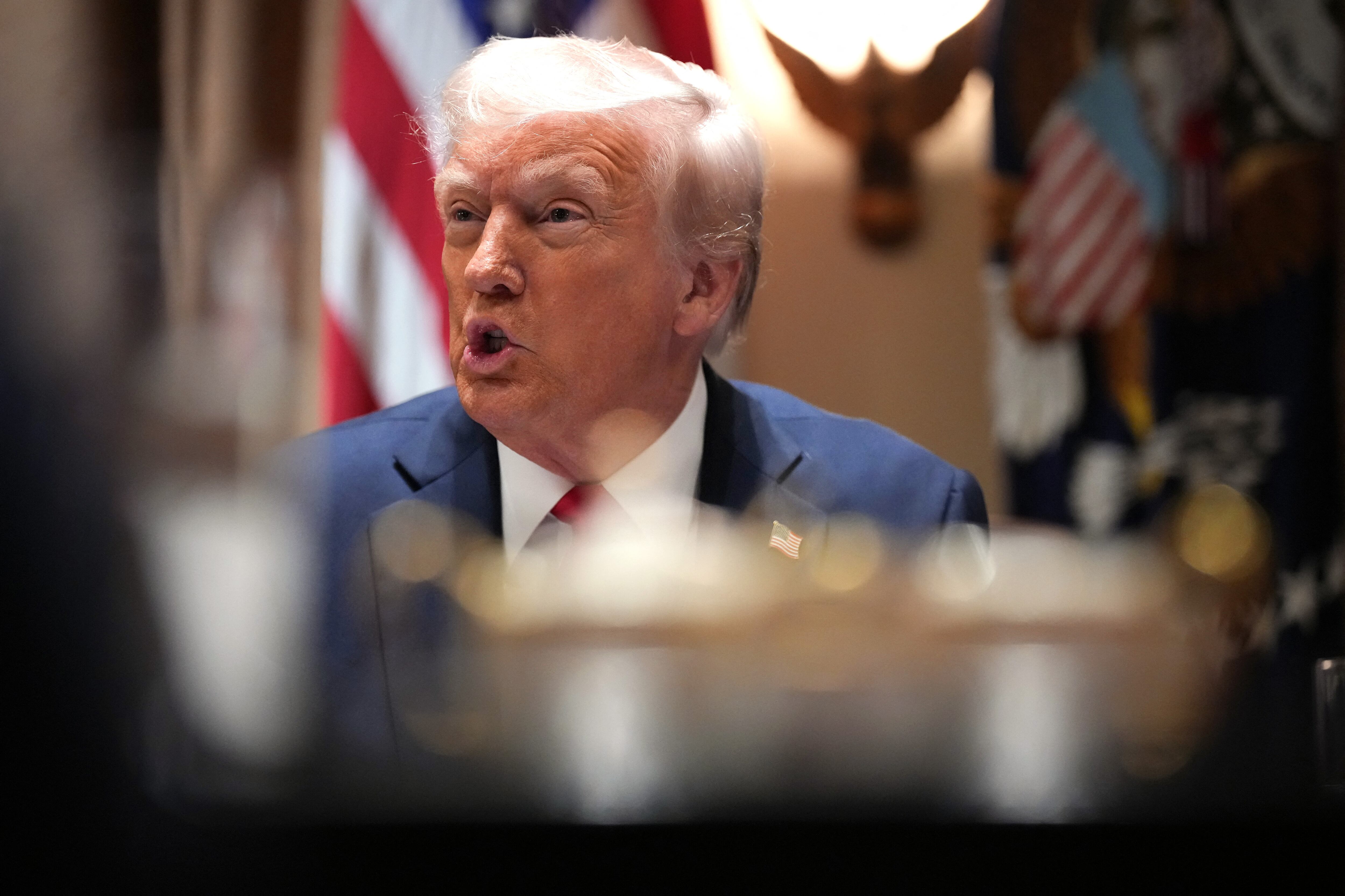 Donald Trump da declaraciones sobre la imposición de aranceles.