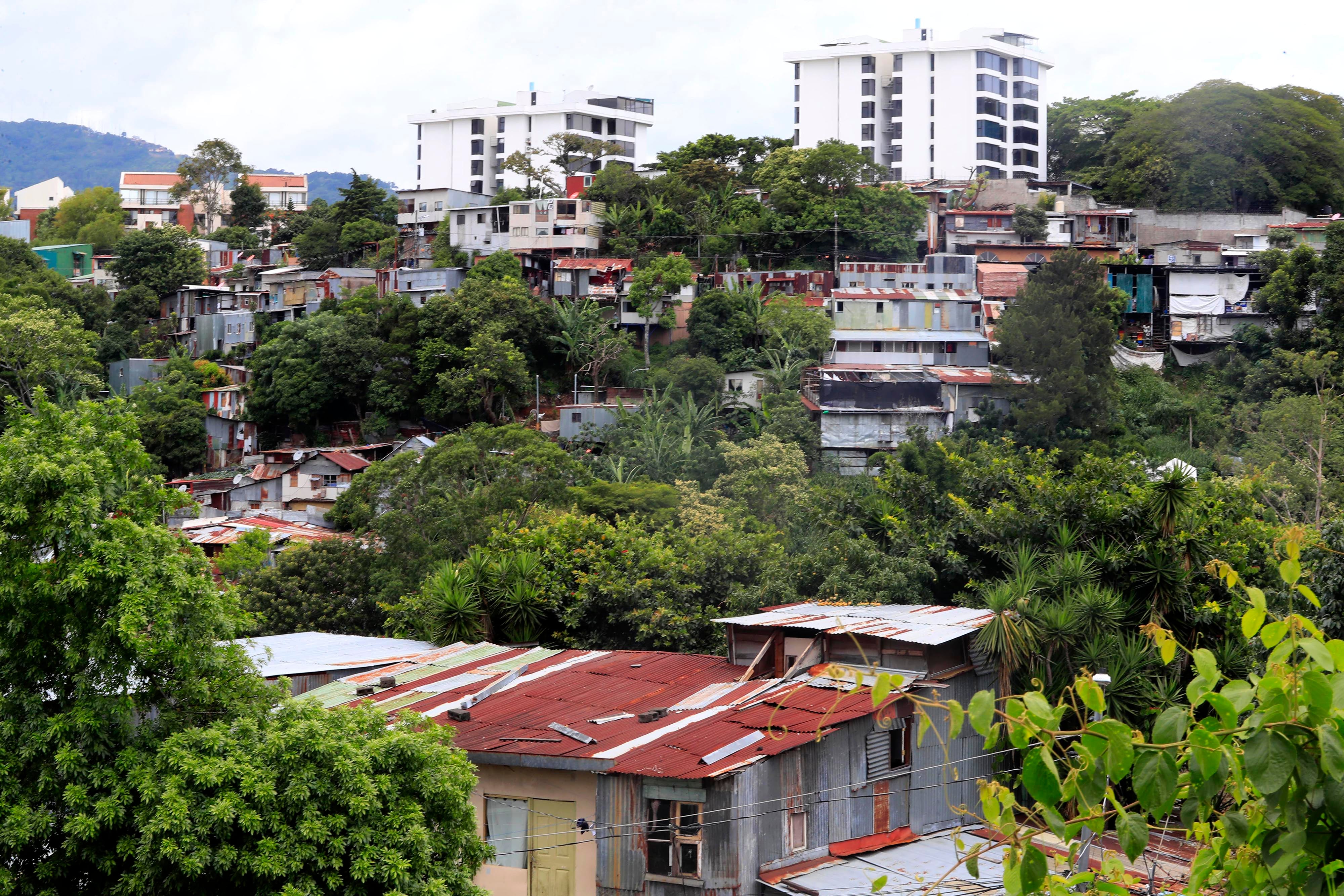 01/09/2023 Barrio Bajo Los Anonos, Escazú. Situación de la vivienda en Costa Rica y cuanto afecta la calidad de vida de las personas. Tomas generales del estado de las viviendas, precarios, habitaciones en mal estado, casas mal construidas, mala situación económica, hacinamiento y pobreza.