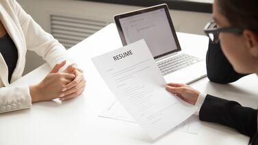 Cómo preparar su curriculum vitae y evitar que lo eliminen los sistemas de reclutamiento con IA: las recomendaciones de expertos