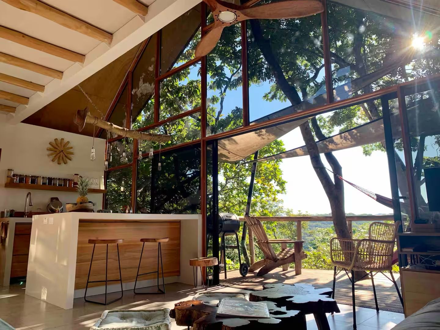 Moderna casa en el árbol con hermosas vistas a la montaña