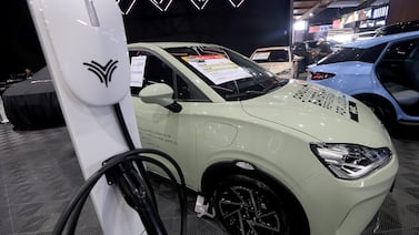 Comparamos precios de 26 autos eléctricos de las Expomóvil 2025 y 2024: vea cuáles bajaron y cuáles subieron