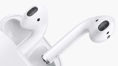 Apple redefine los AirPods: cámara y estudio al toque de sus dedos