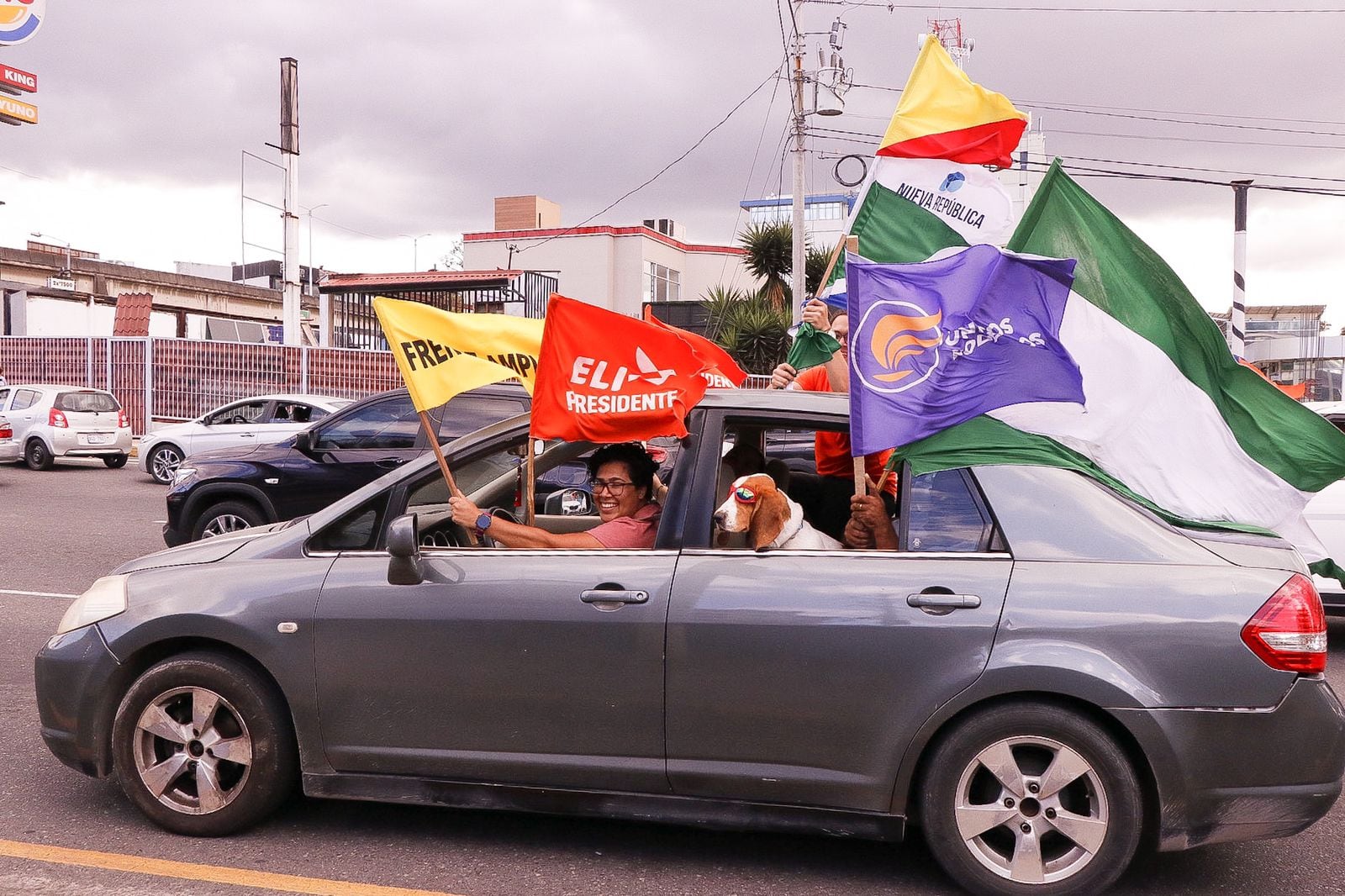 A bordo de un mismo vehículo, simpatizantes de diversos partidos políticos participaron en una caravana en las elecciones municipales celebradas en Costa Rica en febrero del 2024. Foto: