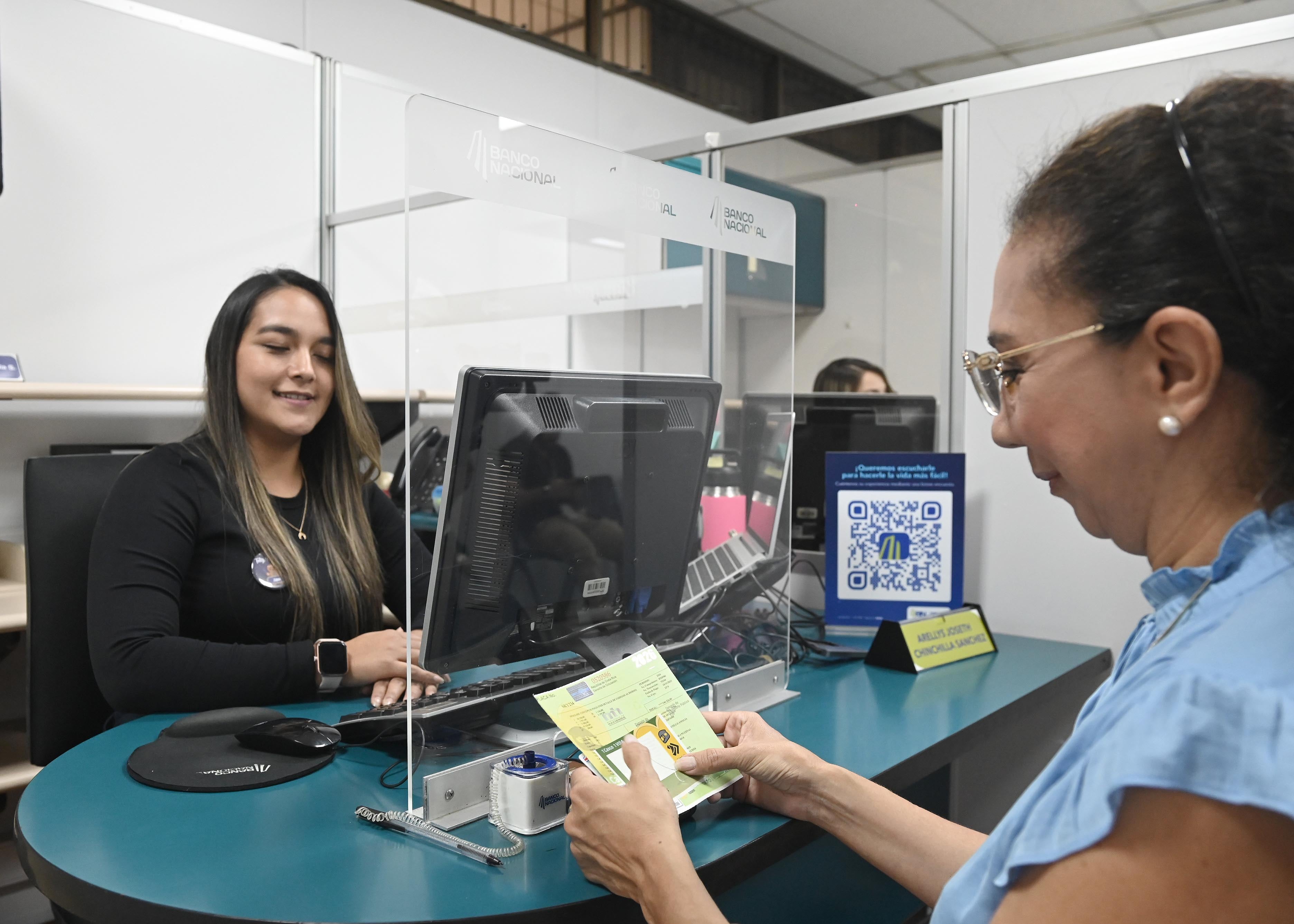 10 de noviembre del 2025. Banco Nacional, San José. Entrevista a Leticia Arguedas quien es la directora de la experiencia de marca del Banco Nacional. En la entrevista se anunció el inicio de la navidad en esa institución asi como un sistema de premios y facilidades para todos los usuarios de tarjetas durante las fiestas de fin y principio de año incluyendo a aquellos que pagen el marchamo a través de las plataformas del banco. En la foto: Leticia Arguedas durante la entrevista.