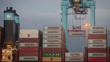 Canal de Suez, por donde transita el 12% del comercio mundial, se ve afectado por ataques de rebeldes yemenitas