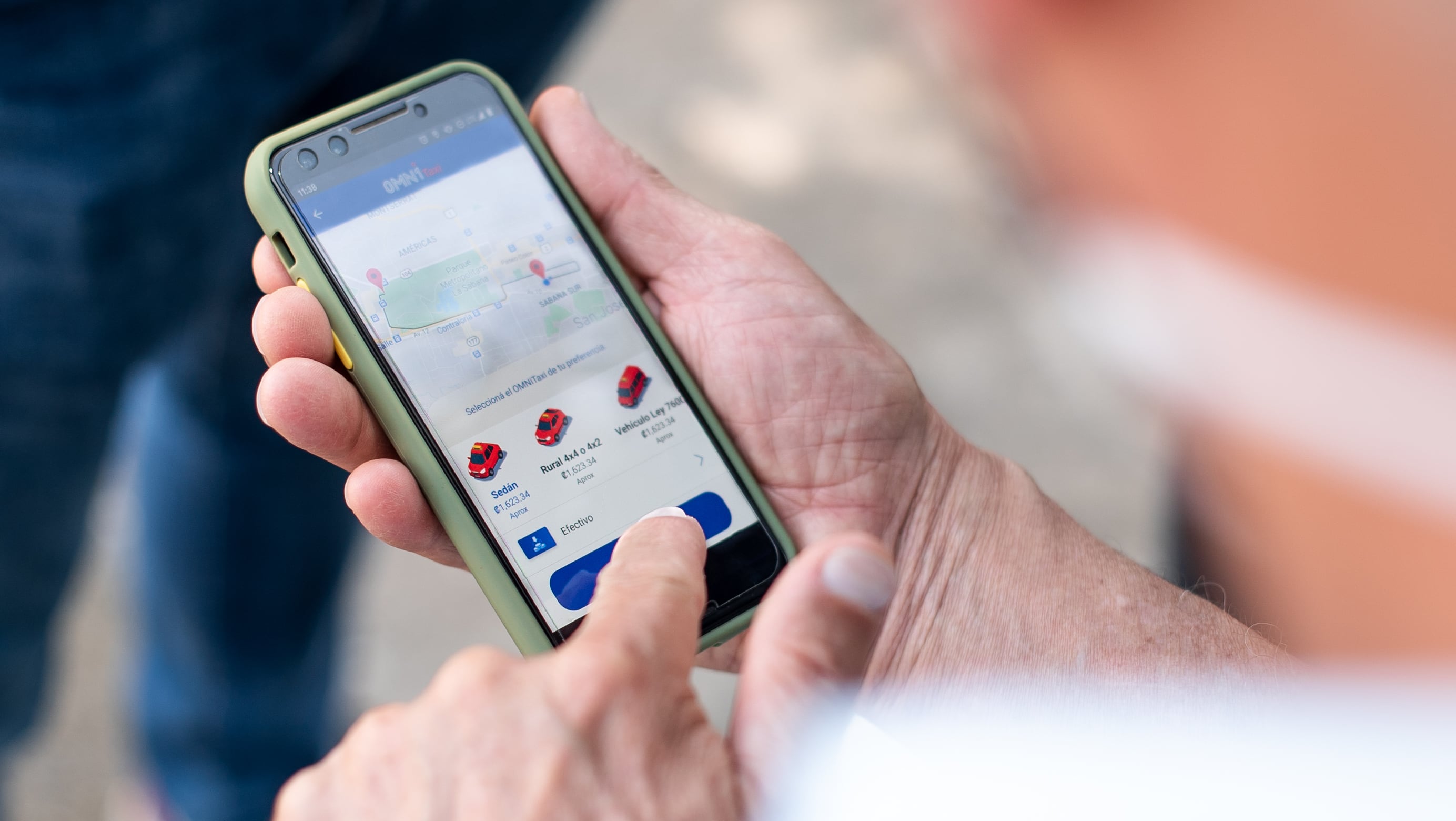 Asegurando contar, antes de arrancar, con una flotilla de seis mil taxistas afiliados y medio millón de descargas de su aplicación para celulares, la empresa Omni se la lanza a la conquista de pasajeros con su nuevo servicio: Omni-Taxi.