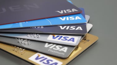 ¿Paga con tarjeta de débito en el extranjero cuando viaja? Estos bancos le cobran comisión por convertir la moneda