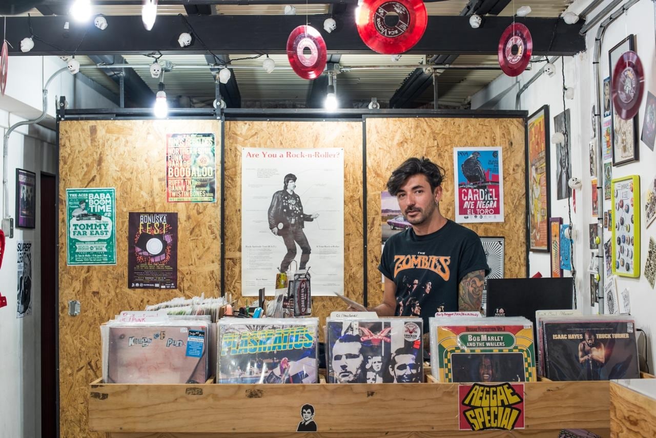 Arnold Von Storren Rojas es de Alajuela y tiene 14 años de tener en San José, en el edificio Las Arcadas, una tienda que vende discos de vinilo. Su pasión por estos discos nació desde los 13 años