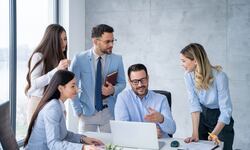 Creación de puestos en Estados Unidos supera expectativas en mayo, desempleo sigue en 4,3%