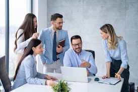 Creación de puestos en Estados Unidos supera expectativas en mayo, desempleo sigue en 4,3%