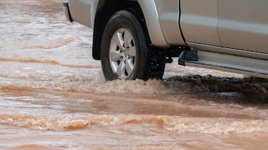 ¿Su vehículo resultó afectado por las inundaciones? Esto debe hacer y así funciona el seguro