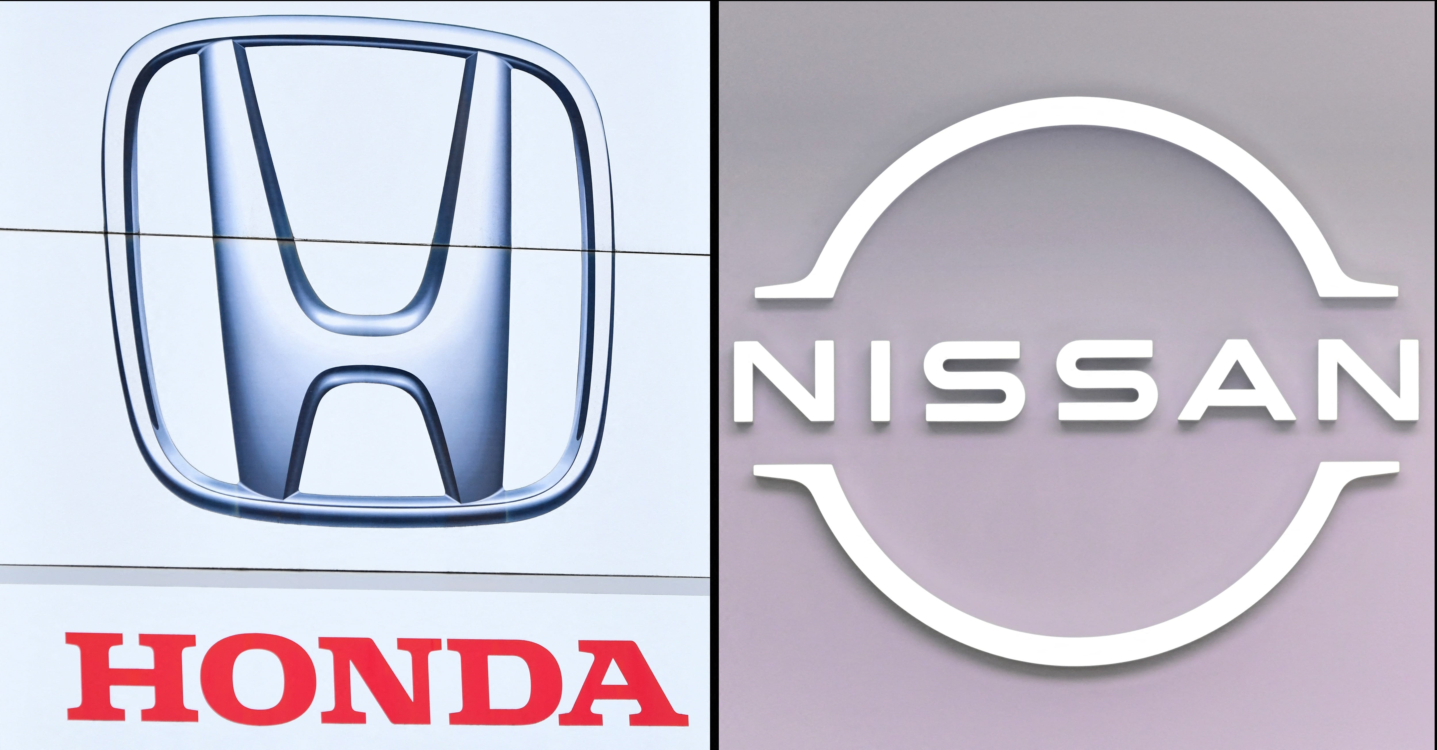 Logotipos de Honda y Nissan en paneles corporativos, representando la cancelación del acuerdo de fusión entre ambas automotrices japonesas.