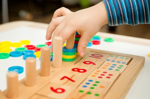 Los niños que asisten a centros educativos de preescolar consiguen mejores resultados en prima, secundaria y hasta en la universidad.