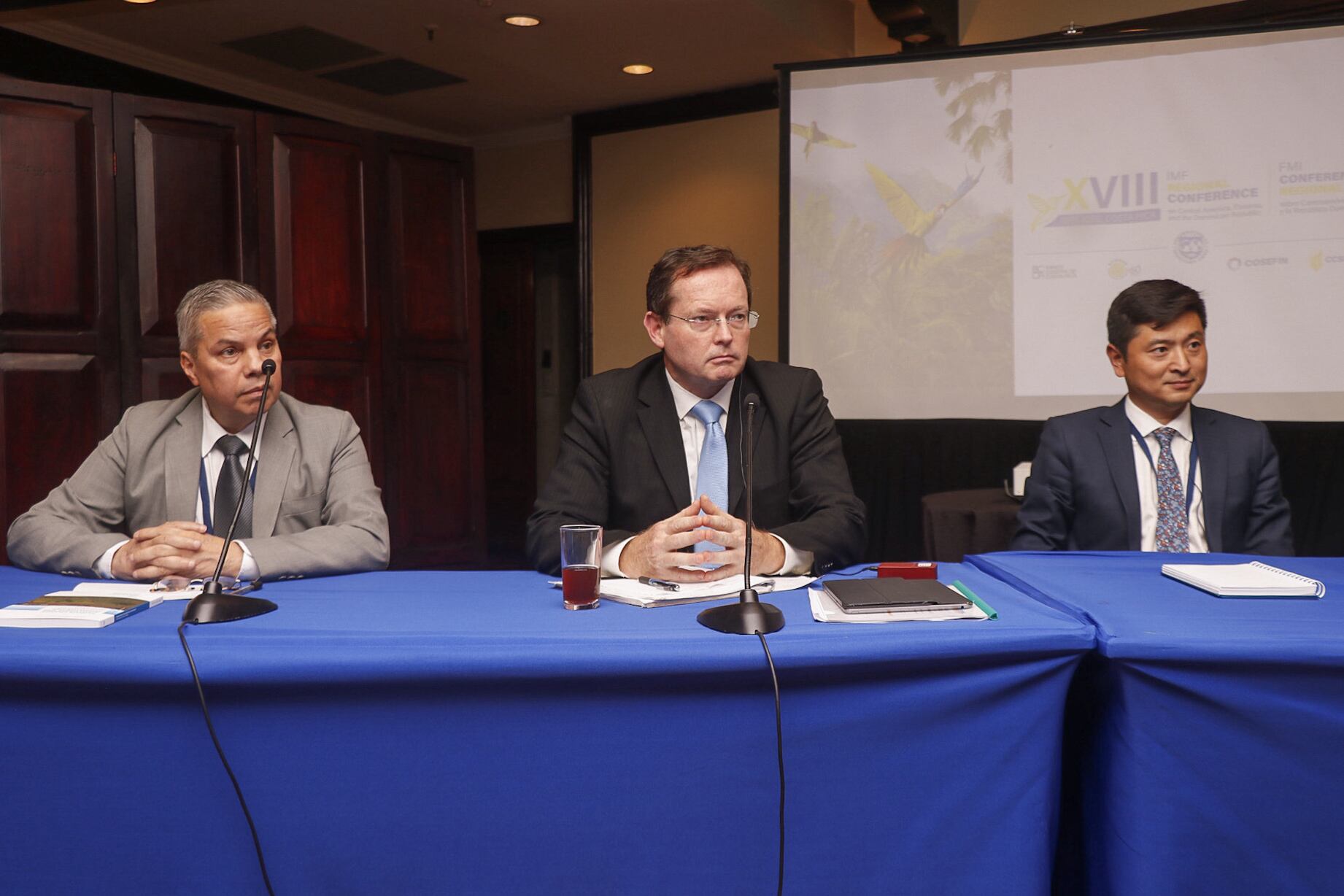 30/07/2024. Conferencia de prensa sobre la conclusión de la XVlll Conferencia Regional sobre Centroamérica, Panamá y la República Dominicana del FMI. En la fotografía: Róger Madrigal, presidente
Banco Central de Costa Rica (BCCR). Nigel Chalk, subdirector del Departamento del Hemisferio Occidental del FMI. Ding Ding, jefe de división del Departamento del Hemisferio Occidental y jefe de misión del FMI para Costa Rica. Fotografía: Lilly Arce.