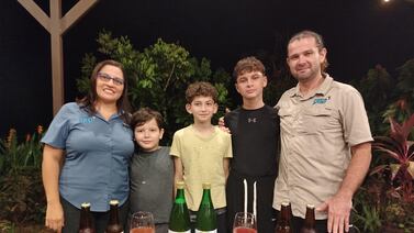 Emprender: iniciaron en la feria de La Fortuna, en San Carlos, y ahora ofrecen su kombucha familiar en diversos puntos del país