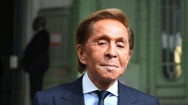 Muere Valentino, diseñador italiano creador del icónico rojo que lleva su nombre, a los 93 años
