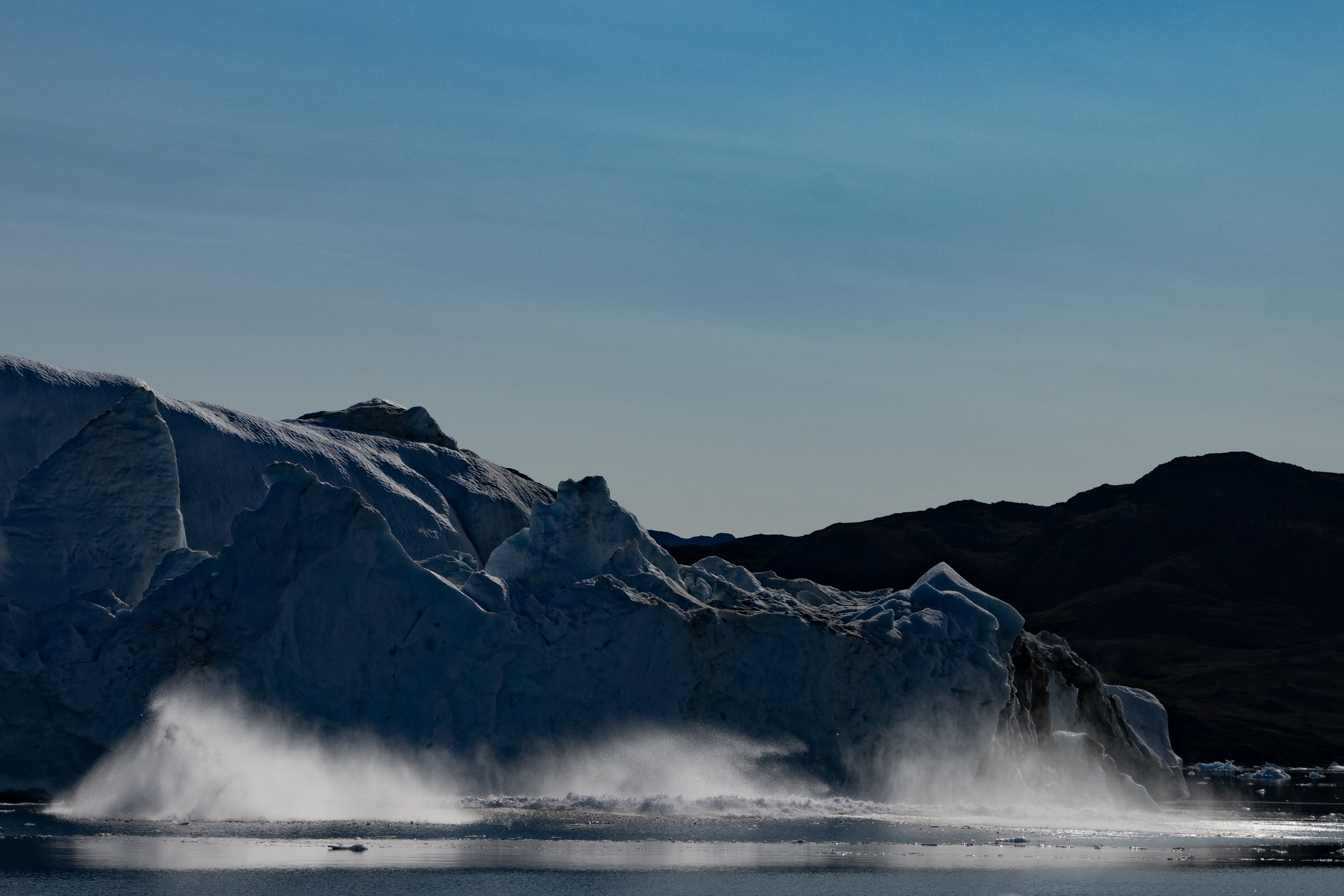 El calentamiento global ha contribuido a un aumento promedio de 4,5 mm al año en el nivel de los océanos. Este dato resalta el impacto del cambio climático en fenómenos como el deshielo de glaciares y banquisa, afectando directamente a las zonas costeras.