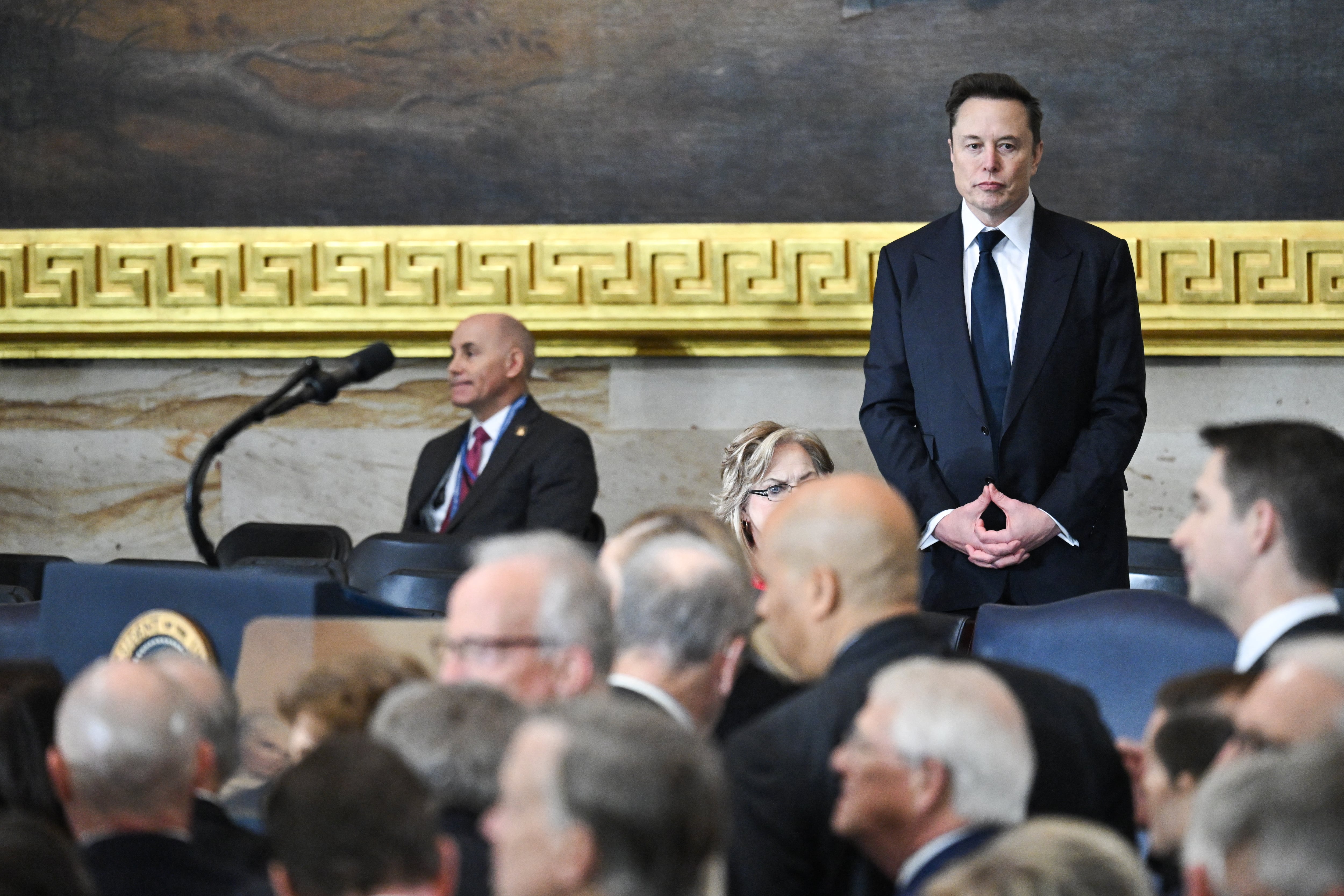 Elon Musk, director ejecutivo de Tesla y SpaceX, llega a la ceremonia de inauguración antes de que Donald Trump preste juramento como el 47.º presidente de Estados Unidos en la Rotonda del Capitolio de Estados Unidos en Washington, DC, el 20 de enero de 2025. Musk atacó a la Agencia de Estados Unidos para el Desarrollo Internacional (USAID) el 2 de febrero de 2025, calificándola de "organización criminal" después de que Donald Trump decidiera congelar la mayor parte de la asistencia exterior de Washington durante tres meses.