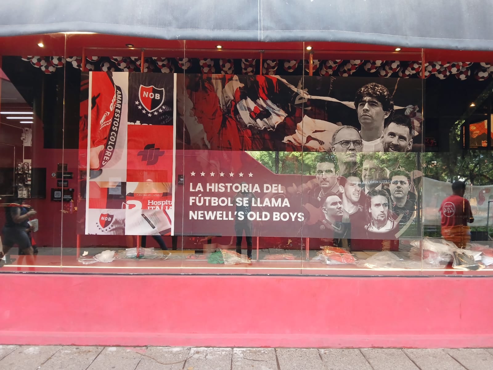 Así luce la vitrina de la tienda de Newell's, Keylor Navas es protagonista del afiche oficial.