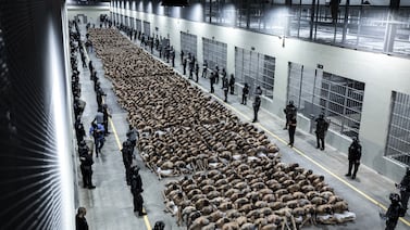 ‘De acá es imposible fugarse’. Así funciona la megacárcel insignia de Bukele