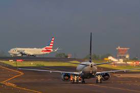 Estados Unidos tiene nuevas reglas para aerolíneas que impactan a viajeros ticos: explicamos cómo puede sacarles provecho