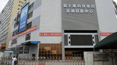 China confina a la mayor fábrica de iPhone del mundo por un brote de covid-19
