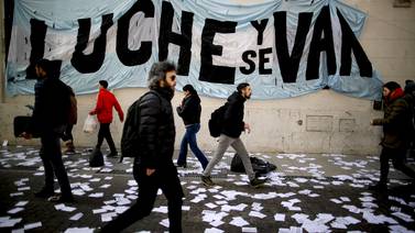 Las nuevas restricciones cambiarias traen de vuelta el dólar ‘Blue’  y las ‘cuevas’ a la Argentina en crisis