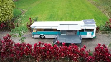 ¿Cómo es una ‘Tiny House’ de 38 m² construida en un bus que sale de circulación? Empresa tica apuesta por este negocio