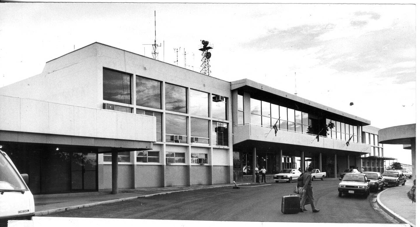 Vista de la fachada del aeropuerto Juan Santamaría.