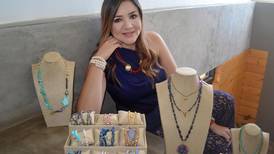 Ella empezó la joyería artesanal como un hobby cuando trabajaba de publicista en el ICE. Ahora se dedica a su negocio