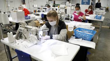 Un ejército de modistas en Estados Unidos fabrica máscaras y vestimenta para el personal médico ante la escasez