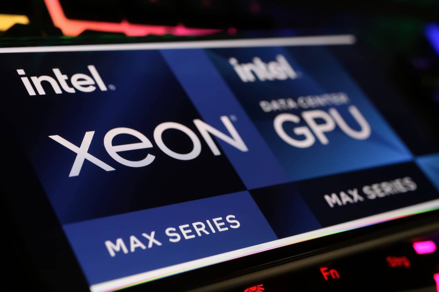 Intel prueba y fabrica la familia de microprocesadores Xeon en la planta de prueba y ensamblaje ubicada en Costa Rica. Estos son utilizados para el desarrollo de tecnologías de Inteligencia Artificial.
