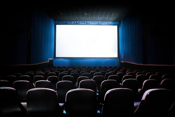 En los cines es clave mantener limpios los apoyabrazos de las butacas. Foto: Shutterstock