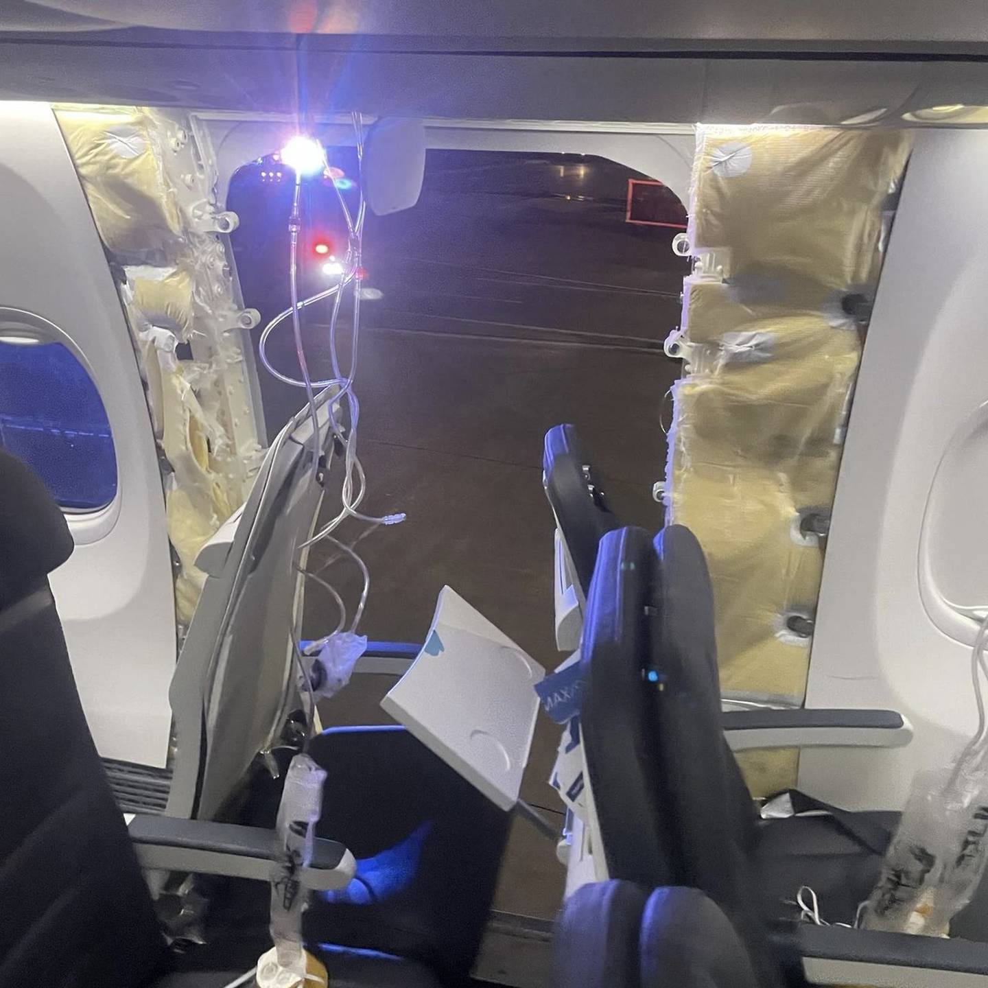 Una fotografía proporcionada por un pasajero evidenció cómo voló sin puerta de emergencia el Boeing 737-9 Max de Alaska Airlines. La imagen se capturó después de que aeronave aterrizó de forma segura en Portland. Fotografía: Elizabeth Le