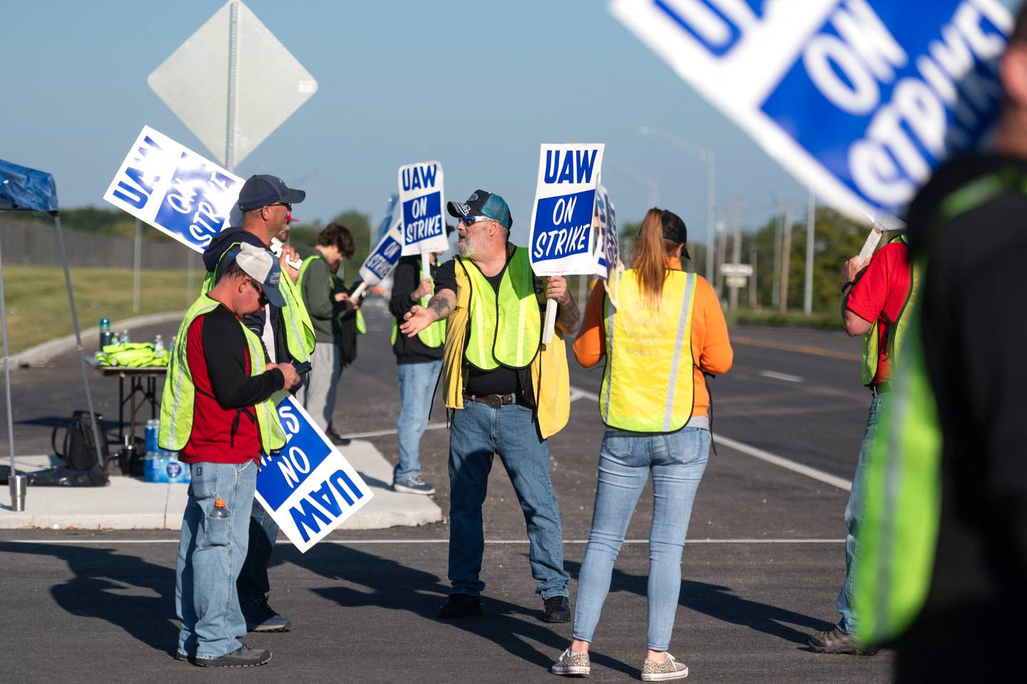 Comienza histórica huelga en EE. UU. que afecta a tres grandes fabricantes de autos | AFP