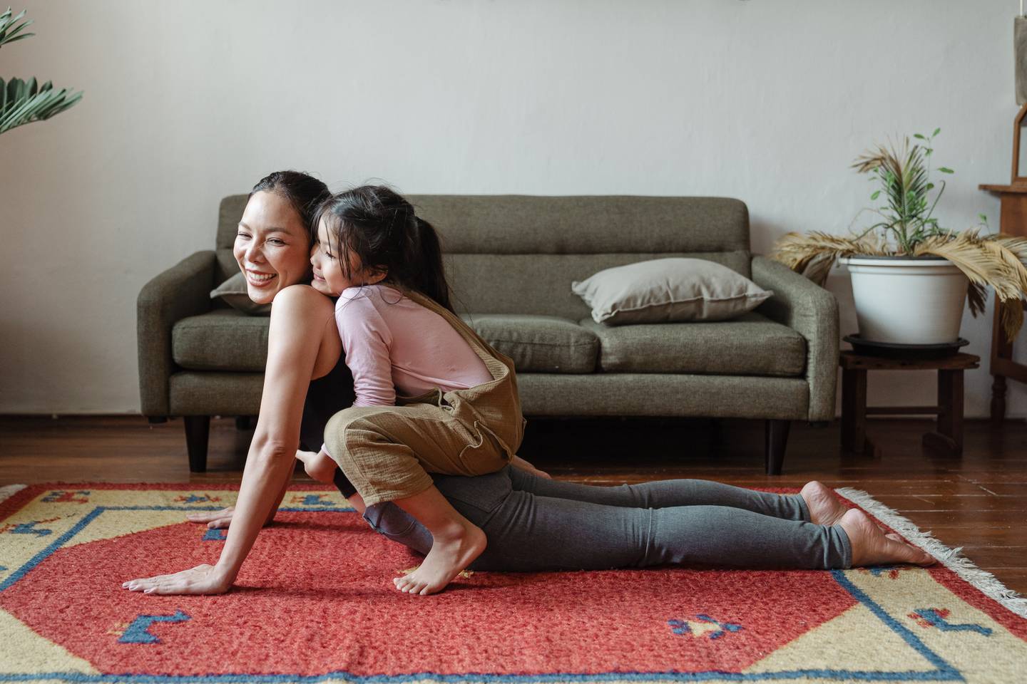 madre e hija haciendo yoga